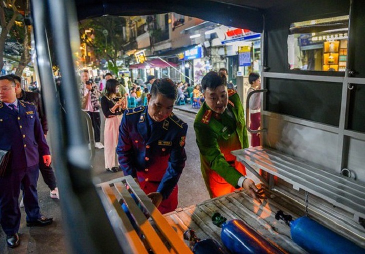 Đột kích kho hàng trong ngõ khu vực phố cổ, thu giữ 10 bình “khí cười” - Ảnh 3.
