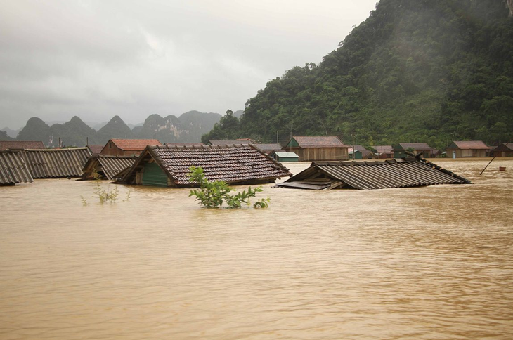 Người dân vùng "rốn lũ" mong khơi thông hang thoát nước để lũ không dâng lên tận nóc nhà - Ảnh 3.