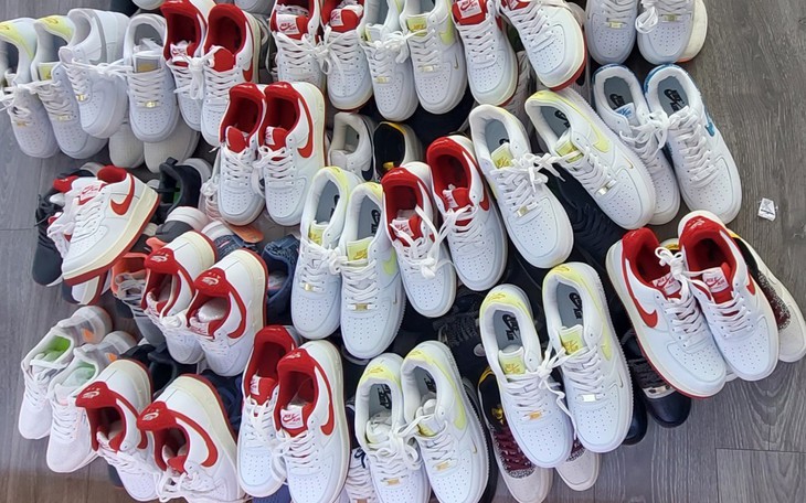 Phát hiện hàng nghìn đồ Nike, Adidas, Dior, Chanel... nghi giả mạo tại TP.HCM
