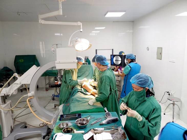 Nghệ An: Phẫu thuật thành công điều trị tiêu chỏm xương đùi ở trẻ em - Ảnh 1.