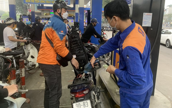 Giá xăng dầu đồng loạt tăng trở lại
