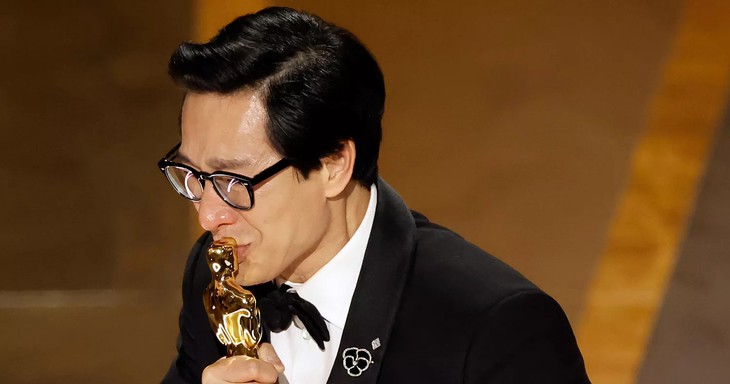 Oscar 2023: Hồng Châu trượt nữ diễn viên phụ, Quan Kế Huy khóc bên tượng vàng