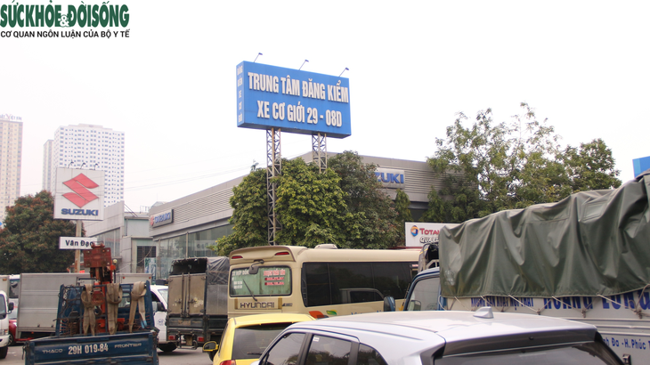 Bất ngờ khám xét trung tâm đăng kiểm đang chật kín phương tiện xếp hàng chờ - Ảnh 1. Bất ngờ khám xét trung tâm đăng kiểm đang chật kín phương tiện xếp hàng chờ - Ảnh 1.