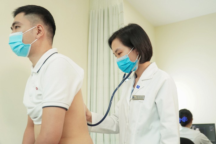 Khám lâm sàng Khám lâm sàng là bước đầu tiên và cần thiết khi tầm soát hen và COPD. Khám lâm sàng Khám lâm sàng là bước đầu tiên và cần thiết khi tầm soát hen và COPD.