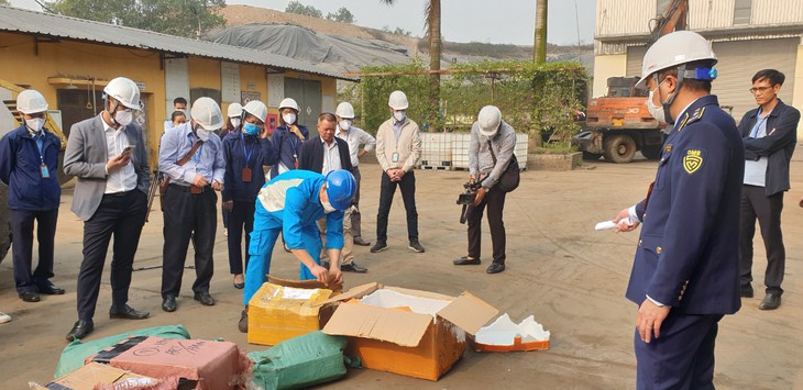 Hà Nội: Tổ chức tiêu hủy 15 tấn hàng lậu trị giá 8,4 tỷ đồng - Ảnh 2.