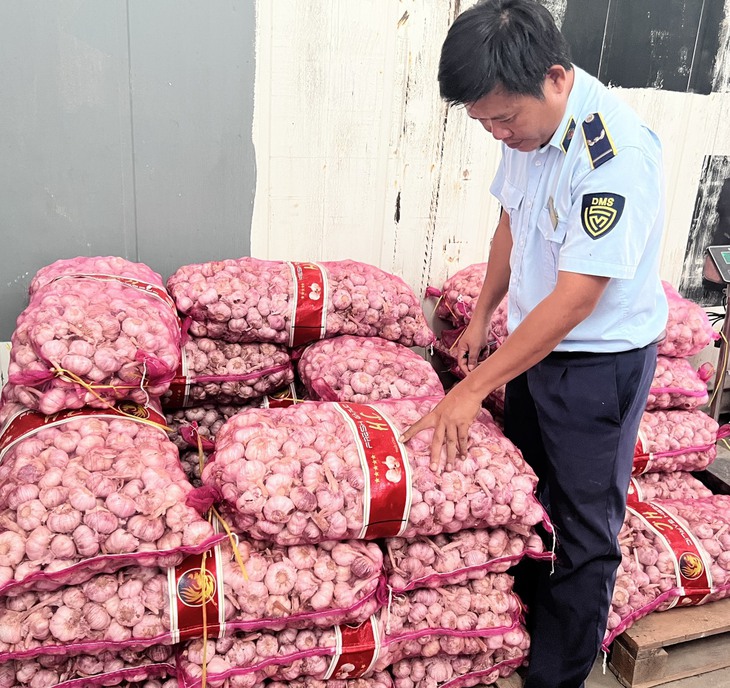Thu giữ trên 1,2 tấn tỏi khô dán nhãn nước ngoài - Ảnh 1.