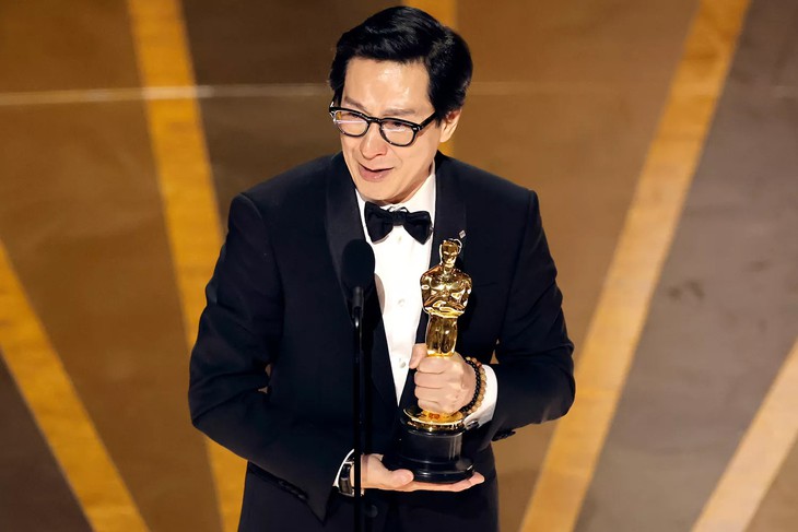 Oscar 2023: Hồng Châu trượt nữ diễn viên phụ, Quan Kế Huy khóc bên tượng vàng - Ảnh 4.