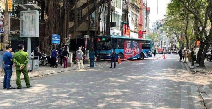 Tránh học sinh, xe buýt lao vào quán ăn - Ảnh 2.
