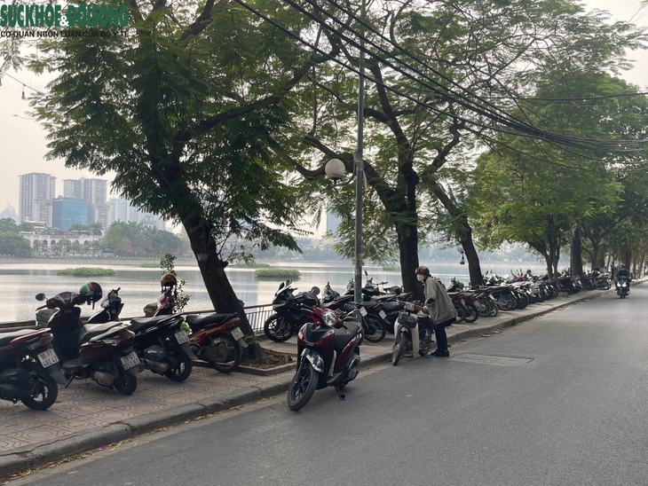 Giữa tâm điểm giành lại vỉa hè, vỉa hè hồ Hoàng Cầu vẫn bị chiếm dụng - Ảnh 1. Giữa tâm điểm giành lại vỉa hè, vỉa hè hồ Hoàng Cầu vẫn bị chiếm dụng - Ảnh 1.