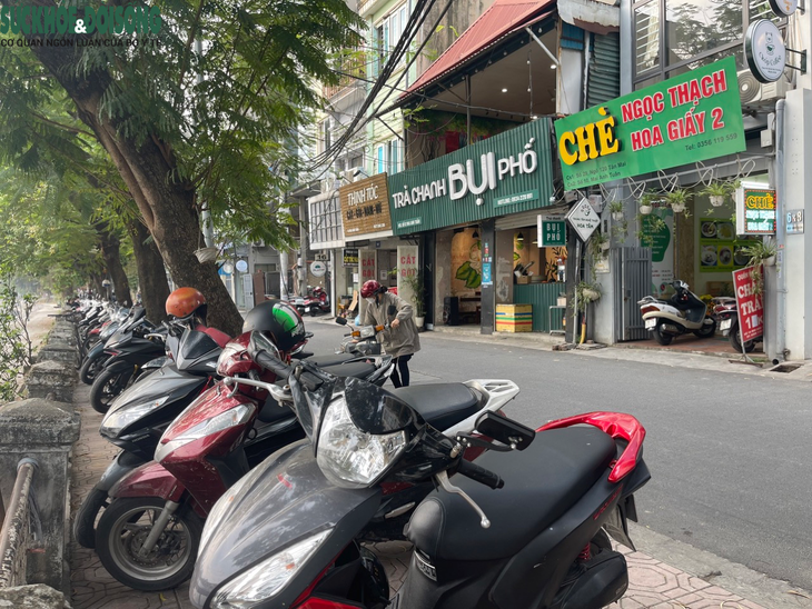 Giữa tâm điểm giành lại vỉa hè, vỉa hè hồ Hoàng Cầu vẫn bị chiếm dụng - Ảnh 2. Giữa tâm điểm giành lại vỉa hè, vỉa hè hồ Hoàng Cầu vẫn bị chiếm dụng - Ảnh 2.