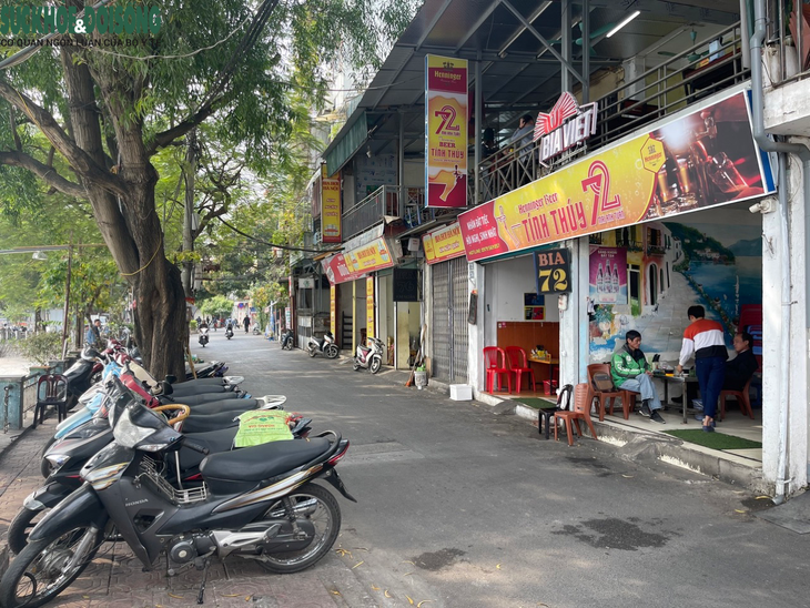 Giữa tâm điểm giành lại vỉa hè, vỉa hè hồ Hoàng Cầu vẫn bị chiếm dụng - Ảnh 3. Giữa tâm điểm giành lại vỉa hè, vỉa hè hồ Hoàng Cầu vẫn bị chiếm dụng - Ảnh 3.