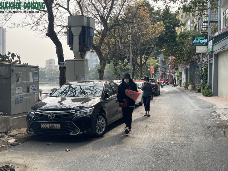 Giữa tâm điểm giành lại vỉa hè, vỉa hè hồ Hoàng Cầu vẫn bị chiếm dụng - Ảnh 4. Giữa tâm điểm giành lại vỉa hè, vỉa hè hồ Hoàng Cầu vẫn bị chiếm dụng - Ảnh 4.