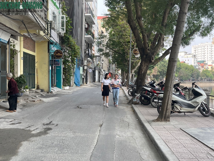 Giữa tâm điểm giành lại vỉa hè, vỉa hè hồ Hoàng Cầu vẫn bị chiếm dụng - Ảnh 5. Giữa tâm điểm giành lại vỉa hè, vỉa hè hồ Hoàng Cầu vẫn bị chiếm dụng - Ảnh 5.