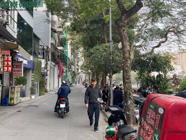 Giữa tâm điểm giành lại vỉa hè, vỉa hè hồ Hoàng Cầu vẫn bị chiếm dụng - Ảnh 6. Giữa tâm điểm giành lại vỉa hè, vỉa hè hồ Hoàng Cầu vẫn bị chiếm dụng - Ảnh 6.