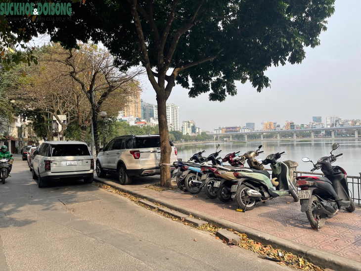 Giữa tâm điểm giành lại vỉa hè, vỉa hè hồ Hoàng Cầu vẫn bị chiếm dụng - Ảnh 8. Giữa tâm điểm giành lại vỉa hè, vỉa hè hồ Hoàng Cầu vẫn bị chiếm dụng - Ảnh 8.