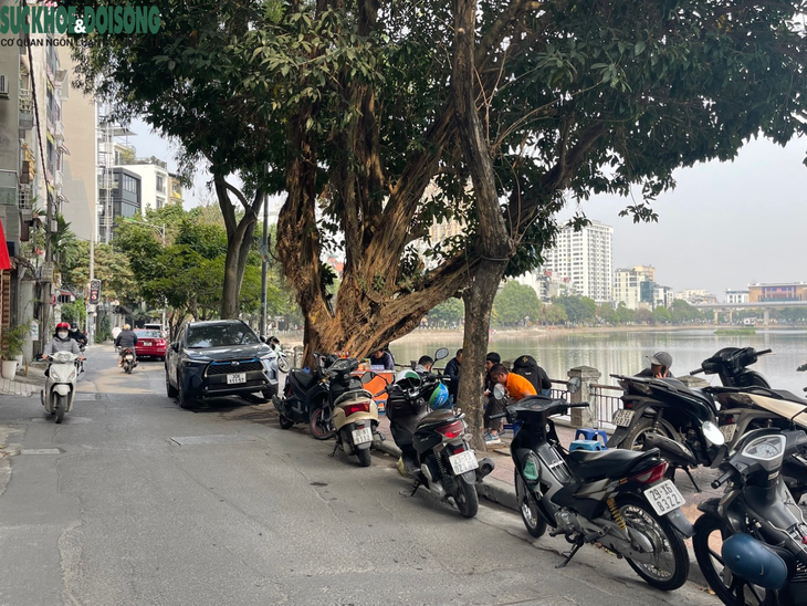 Giữa tâm điểm giành lại vỉa hè, vỉa hè hồ Hoàng Cầu vẫn bị chiếm dụng - Ảnh 9. Giữa tâm điểm giành lại vỉa hè, vỉa hè hồ Hoàng Cầu vẫn bị chiếm dụng - Ảnh 9.