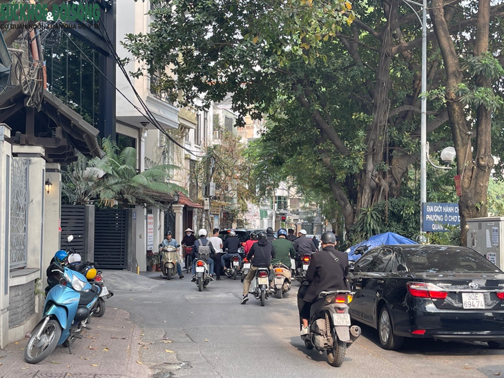 Giữa tâm điểm giành lại vỉa hè, vỉa hè hồ Hoàng Cầu vẫn bị chiếm dụng - Ảnh 10. Giữa tâm điểm giành lại vỉa hè, vỉa hè hồ Hoàng Cầu vẫn bị chiếm dụng - Ảnh 10.