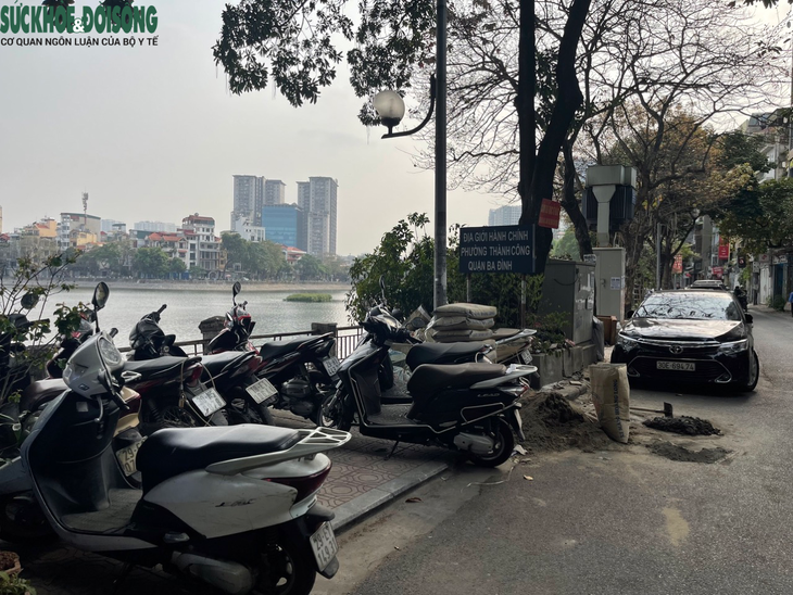 Giữa tâm điểm giành lại vỉa hè, vỉa hè hồ Hoàng Cầu vẫn bị lấn chiếm - Ảnh 4. Giữa tâm điểm giành lại vỉa hè, vỉa hè hồ Hoàng Cầu vẫn bị lấn chiếm - Ảnh 4.