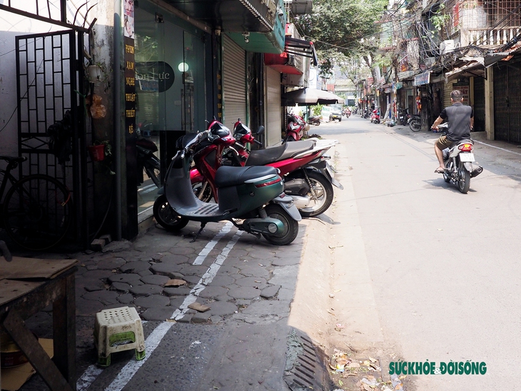 Có vạch kẻ giành cho người đi bộ, học sinh vẫn phải xuống lòng đường đến trường - Ảnh 5. Có vạch kẻ giành cho người đi bộ, học sinh vẫn phải xuống lòng đường đến trường - Ảnh 5.