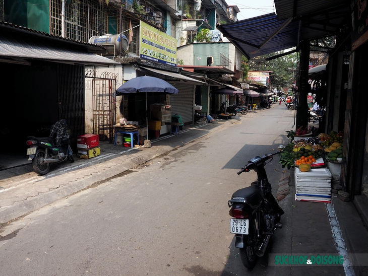 Có vạch kẻ giành cho người đi bộ, học sinh vẫn phải xuống lòng đường đến trường - Ảnh 10. Có vạch kẻ giành cho người đi bộ, học sinh vẫn phải xuống lòng đường đến trường - Ảnh 10.