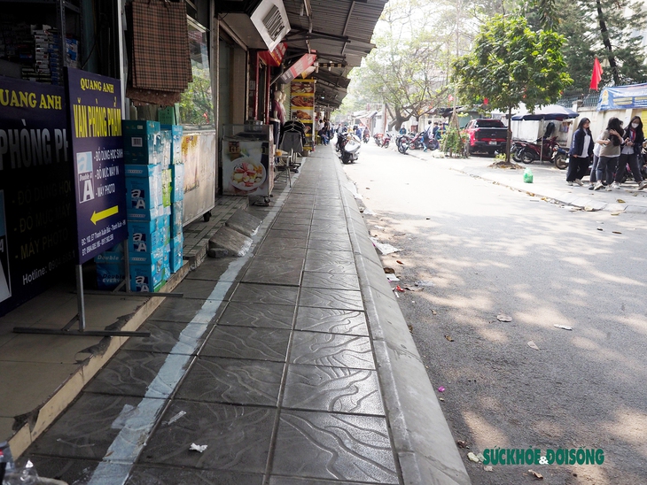 Có vạch kẻ giành cho người đi bộ, học sinh vẫn phải xuống lòng đường đến trường - Ảnh 15. Có vạch kẻ giành cho người đi bộ, học sinh vẫn phải xuống lòng đường đến trường - Ảnh 15.