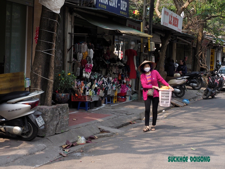 Có vạch kẻ giành cho người đi bộ, học sinh vẫn phải xuống lòng đường đến trường - Ảnh 14. Có vạch kẻ giành cho người đi bộ, học sinh vẫn phải xuống lòng đường đến trường - Ảnh 14.