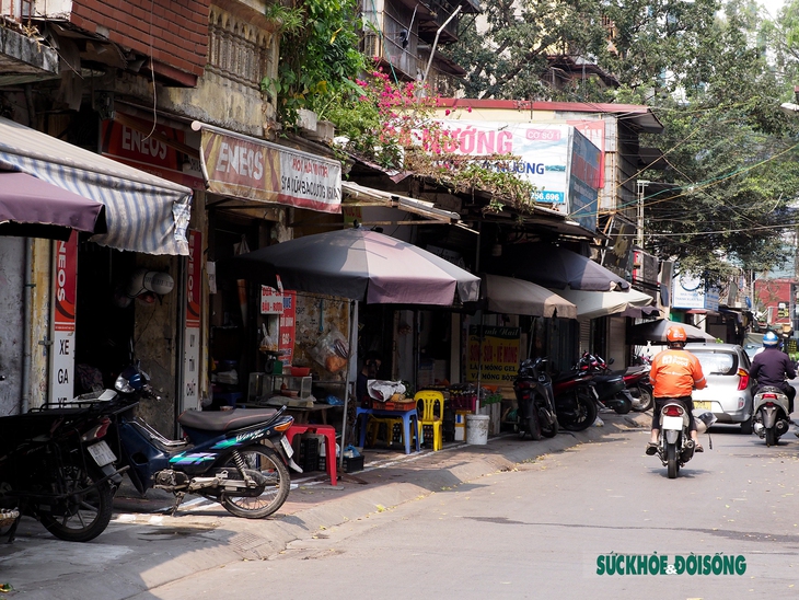 Có vạch kẻ giành cho người đi bộ, học sinh vẫn phải xuống lòng đường đến trường - Ảnh 7. Có vạch kẻ giành cho người đi bộ, học sinh vẫn phải xuống lòng đường đến trường - Ảnh 7.