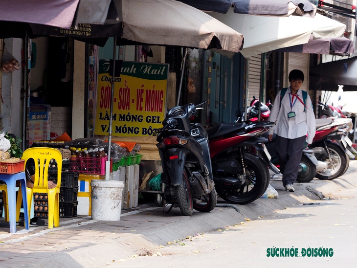 Có vạch kẻ giành cho người đi bộ, học sinh vẫn phải xuống lòng đường đến trường - Ảnh 2. Có vạch kẻ giành cho người đi bộ, học sinh vẫn phải xuống lòng đường đến trường - Ảnh 2.