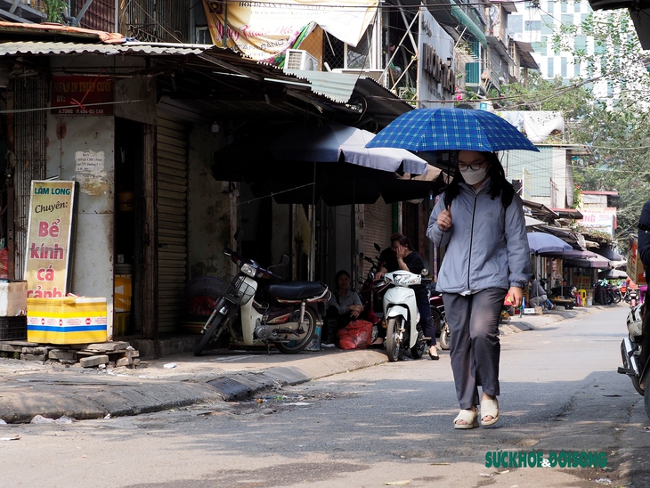 Có vạch kẻ giành cho người đi bộ, học sinh vẫn phải xuống lòng đường đến trường - Ảnh 8. Có vạch kẻ giành cho người đi bộ, học sinh vẫn phải xuống lòng đường đến trường - Ảnh 8.