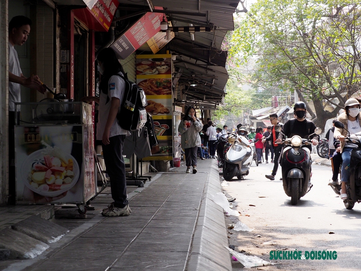 Có vạch kẻ giành cho người đi bộ, học sinh vẫn phải xuống lòng đường đến trường - Ảnh 17. Có vạch kẻ giành cho người đi bộ, học sinh vẫn phải xuống lòng đường đến trường - Ảnh 17.