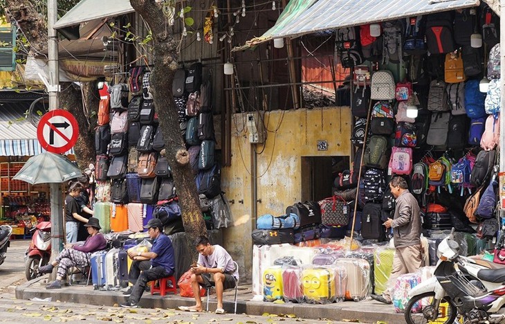 Nhiều lần ra quân chấn chỉnh, vỉa hè Hà Nội vẫn liên tục bị tái chiếm - Ảnh 1. Nhiều lần ra quân chấn chỉnh, vỉa hè Hà Nội vẫn liên tục bị tái chiếm - Ảnh 1.
