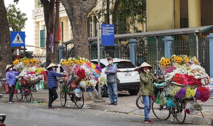 Nhiều lần ra quân chấn chỉnh, vỉa hè Hà Nội vẫn liên tục bị tái chiếm - Ảnh 10. Nhiều lần ra quân chấn chỉnh, vỉa hè Hà Nội vẫn liên tục bị tái chiếm - Ảnh 10.