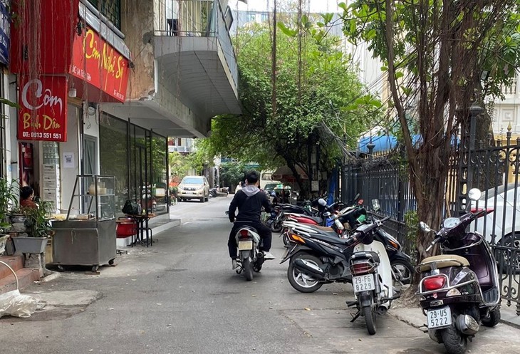 Nhiều lần ra quân chấn chỉnh, vỉa hè Hà Nội vẫn liên tục bị tái chiếm - Ảnh 13. Nhiều lần ra quân chấn chỉnh, vỉa hè Hà Nội vẫn liên tục bị tái chiếm - Ảnh 13.
