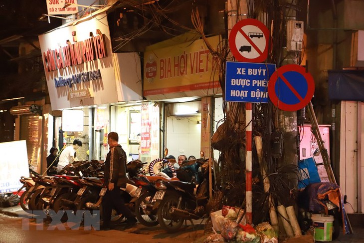 Nhiều lần ra quân chấn chỉnh, vỉa hè Hà Nội vẫn liên tục bị tái chiếm - Ảnh 14. Nhiều lần ra quân chấn chỉnh, vỉa hè Hà Nội vẫn liên tục bị tái chiếm - Ảnh 14.