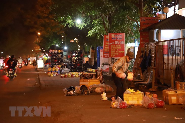 Nhiều lần ra quân chấn chỉnh, vỉa hè Hà Nội vẫn liên tục bị tái chiếm - Ảnh 15. Nhiều lần ra quân chấn chỉnh, vỉa hè Hà Nội vẫn liên tục bị tái chiếm - Ảnh 15.