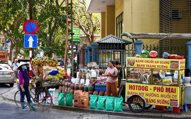 Nhiều lần ra quân chấn chỉnh, vỉa hè Hà Nội vẫn liên tục bị tái chiếm - Ảnh 17. Nhiều lần ra quân chấn chỉnh, vỉa hè Hà Nội vẫn liên tục bị tái chiếm - Ảnh 17.