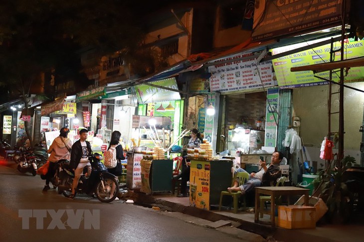 Nhiều lần ra quân chấn chỉnh, vỉa hè Hà Nội vẫn liên tục bị tái chiếm - Ảnh 18. Nhiều lần ra quân chấn chỉnh, vỉa hè Hà Nội vẫn liên tục bị tái chiếm - Ảnh 18.