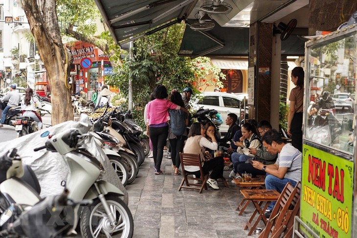 Nhiều lần ra quân chấn chỉnh, vỉa hè Hà Nội vẫn liên tục bị tái chiếm - Ảnh 19. Nhiều lần ra quân chấn chỉnh, vỉa hè Hà Nội vẫn liên tục bị tái chiếm - Ảnh 19.