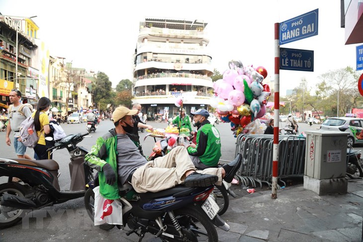 Nhiều lần ra quân chấn chỉnh, vỉa hè Hà Nội vẫn liên tục bị tái chiếm - Ảnh 2. Nhiều lần ra quân chấn chỉnh, vỉa hè Hà Nội vẫn liên tục bị tái chiếm - Ảnh 2.