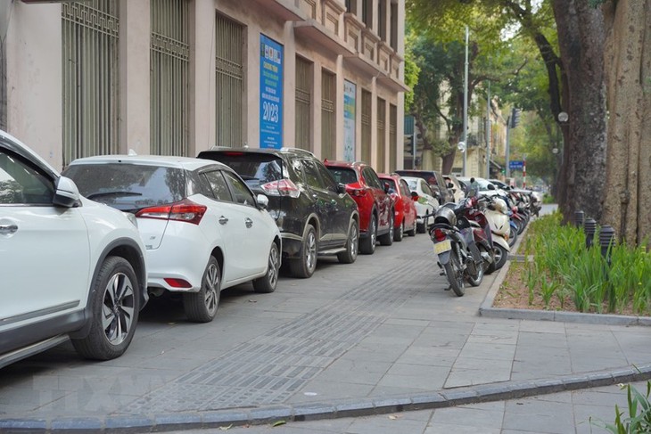 Nhiều lần ra quân chấn chỉnh, vỉa hè Hà Nội vẫn liên tục bị tái chiếm - Ảnh 3. Nhiều lần ra quân chấn chỉnh, vỉa hè Hà Nội vẫn liên tục bị tái chiếm - Ảnh 3.