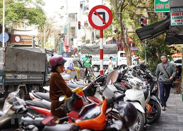 Nhiều lần ra quân chấn chỉnh, vỉa hè Hà Nội vẫn liên tục bị tái chiếm - Ảnh 4. Nhiều lần ra quân chấn chỉnh, vỉa hè Hà Nội vẫn liên tục bị tái chiếm - Ảnh 4.