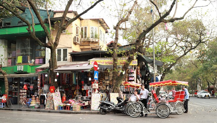 Nhiều lần ra quân chấn chỉnh, vỉa hè Hà Nội vẫn liên tục bị tái chiếm - Ảnh 7. Nhiều lần ra quân chấn chỉnh, vỉa hè Hà Nội vẫn liên tục bị tái chiếm - Ảnh 7.