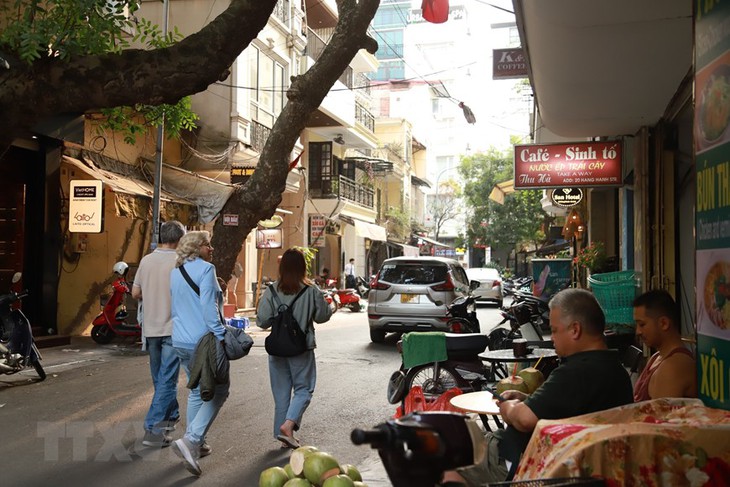 Nhiều lần ra quân chấn chỉnh, vỉa hè Hà Nội vẫn liên tục bị tái chiếm - Ảnh 8. Nhiều lần ra quân chấn chỉnh, vỉa hè Hà Nội vẫn liên tục bị tái chiếm - Ảnh 8.