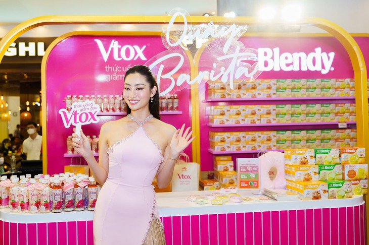 Giới trẻ đổ xô checkin tại sự kiện "Uống Cực Chill, Fill Cảm Xúc" cùng hoa hậu Lương Thùy Linh - Ảnh 1. Giới trẻ đổ xô checkin tại sự kiện "Uống Cực Chill, Fill Cảm Xúc" cùng hoa hậu Lương Thùy Linh - Ảnh 1.