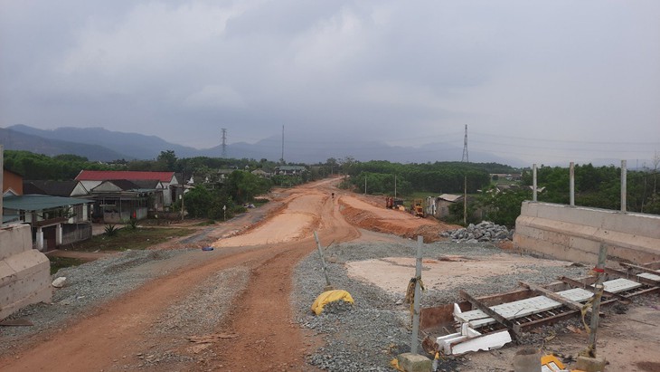 Giải quyết vướng mắc để người dân bàn giao mặt bằng thi công nhánh nút giao cao tốc - Ảnh 2.