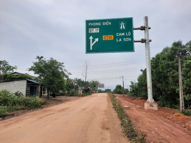 Giải quyết vướng mắc để người dân bàn giao mặt bằng thi công nhánh nút giao cao tốc - Ảnh 1.