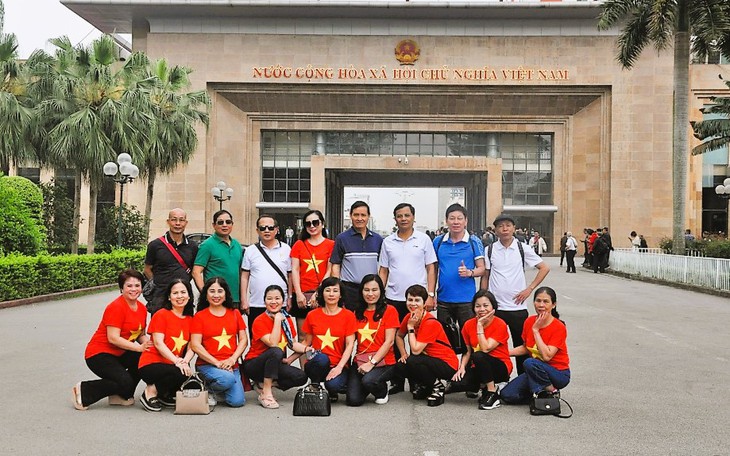 Quảng Ninh đón đoàn khách Trung Quốc đầu tiên sang du lịch sau thời gian dài ngừng vì COVID-19 - Ảnh 3. Quảng Ninh đón đoàn khách Trung Quốc đầu tiên sang du lịch sau thời gian dài ngừng vì COVID-19 - Ảnh 3.