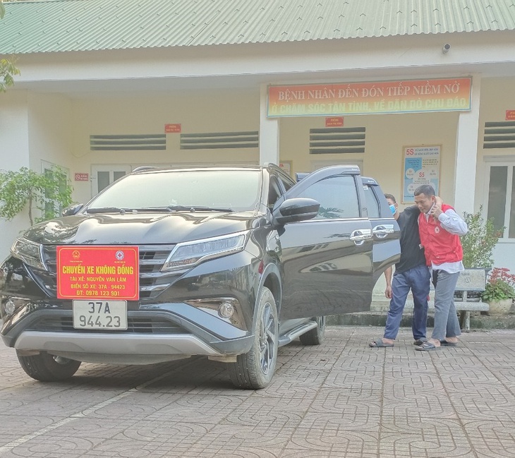Phó trạm trưởng cùng chiếc xe miễn phí chở bệnh nhân - Ảnh 1. Phó trạm trưởng cùng chiếc xe miễn phí chở bệnh nhân - Ảnh 1.