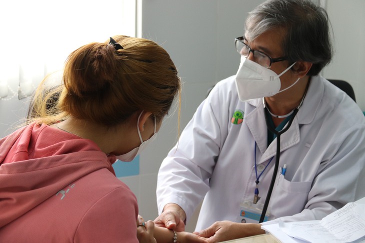 TP.HCM: Gia tăng trẻ mắc bệnh hô hấp do siêu vi dù chưa vào mùa bệnh - Ảnh 1.