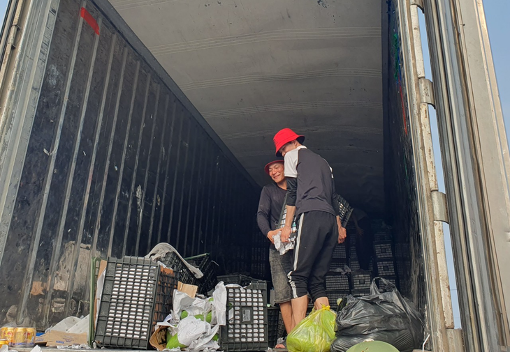 Người dân Hà Tĩnh chung tay ‘giải cứu’ xe chở hơn 30 tấn xoài bị lật - Ảnh 1. Người dân Hà Tĩnh chung tay ‘giải cứu’ xe chở hơn 30 tấn xoài bị lật - Ảnh 1.